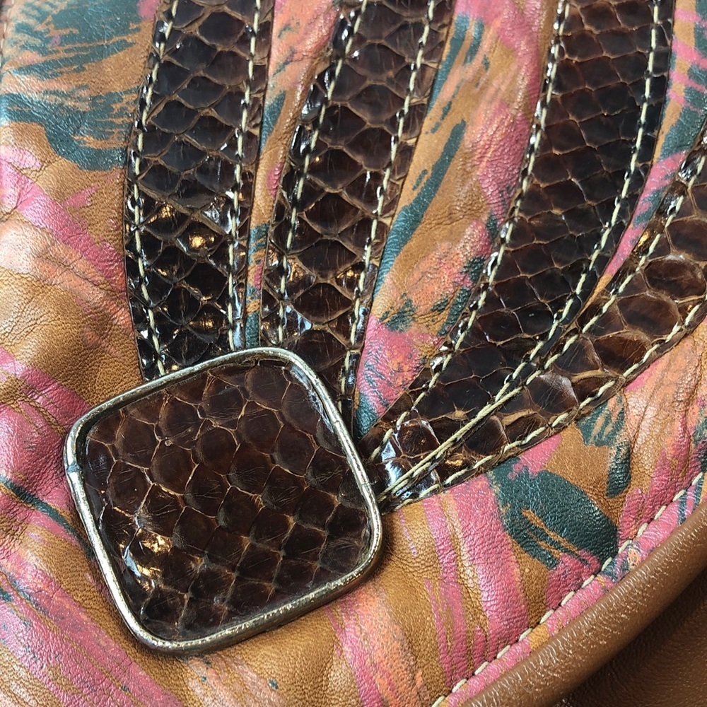 Vintage Chic Brown Shoulder Bag with Artistic Flap - Picture 2 of 13